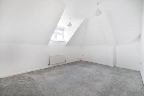 Hanworth Road, Hampton, TW12 2 bed flat for sale