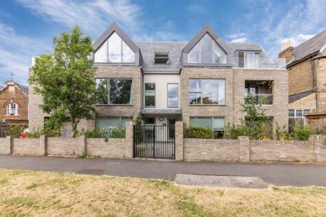 Palace Road, London SW2 3 bed flat for sale