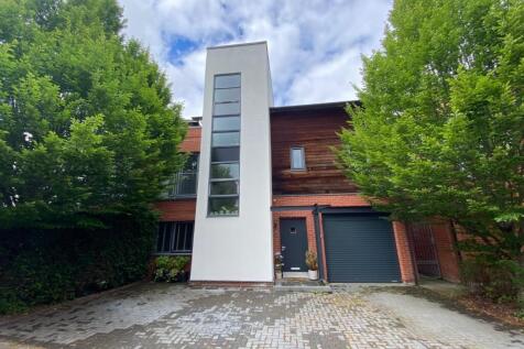 Clearwater Drive, West Didsbury... 4 bed semi