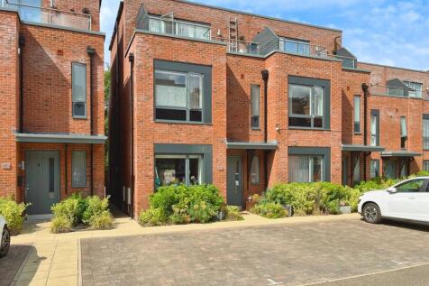5 bedroom semi-detached house for sale