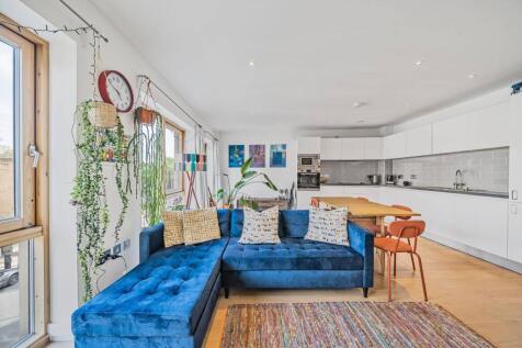 Victoria Park Borders, Hackney Wick... 3 bed flat for sale