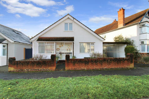 The Grove,  Farnborough, GU14 4 bed detached house for sale