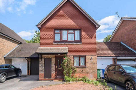 Juniper Road,  Farnborough, GU14 3 bed link detached house for sale