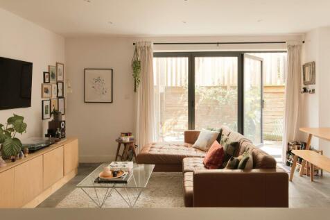 Kinsale Rd, Peckham Rye, SE15 2 bed flat for sale