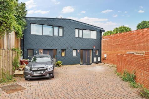 2 bedroom semi-detached house for sale