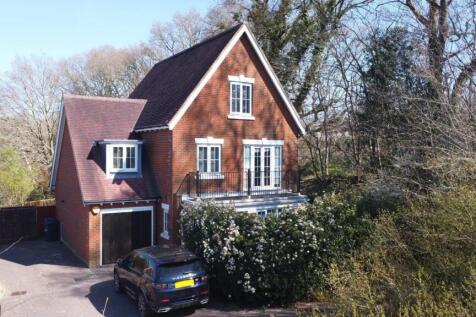 Kingfisher Drive, Haywards Heath, RH16 4 bed detached house for sale