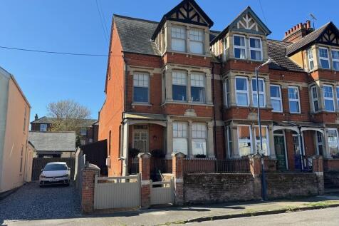4 bedroom end of terrace house for sale