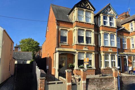 4 bedroom end of terrace house for sale