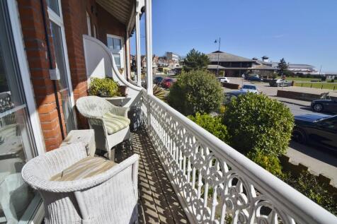 3 bedroom flat for sale