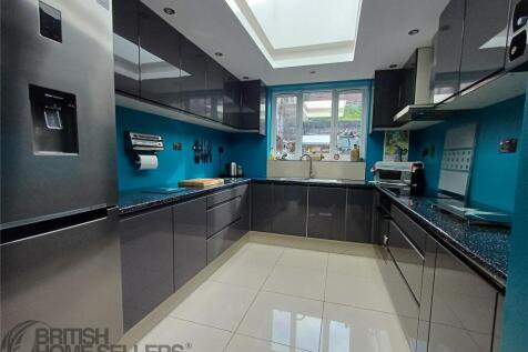 4 bedroom semi-detached house for sale