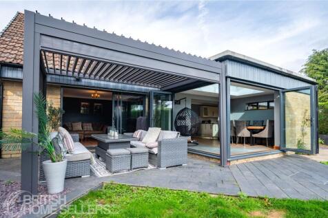 6 bedroom detached house for sale