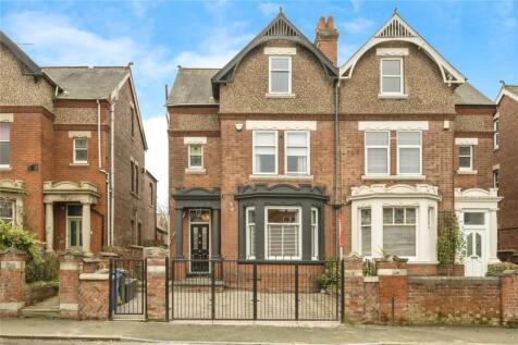 6 bedroom semi-detached house for sale