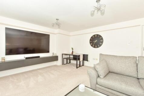 2 bedroom ground floor flat for sale