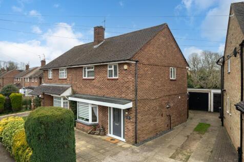 New Park Drive, Hemel Hempstead... 3 bed semi