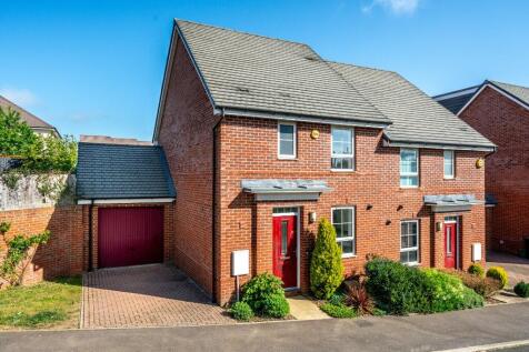 Woodwhite Way, Hemel Hempstead... 3 bed semi
