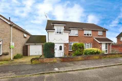 Goldfinch Close, Colchester, Essex, CO4 3 bed semi