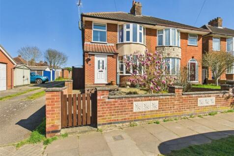 Dereham Avenue, Ipswich, Suffolk, IP3 3 bed semi