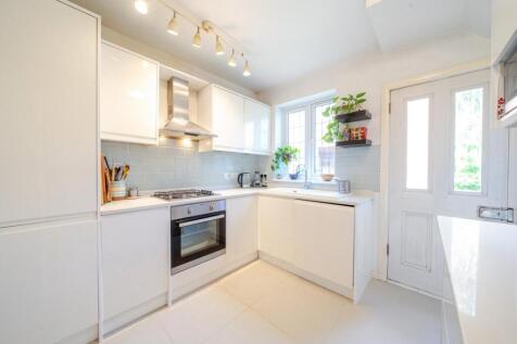 Popes Lane, Ealing, London, W5 2 bed maisonette for sale