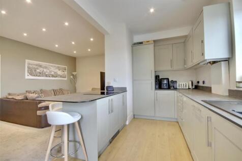 4 bedroom flat for sale