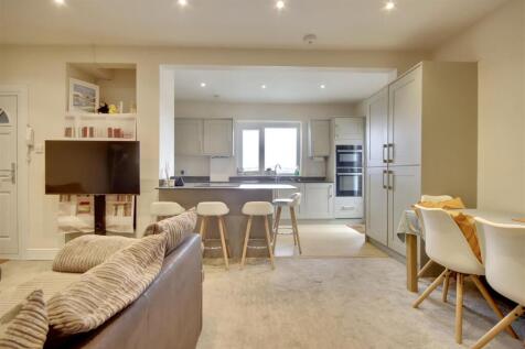 4 bedroom flat for sale