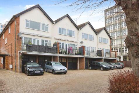 Yew Tree Road, East Slough 3 bed maisonette for sale