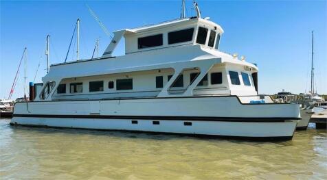 Essex Marina, Wallasea Island... 3 bed houseboat for sale