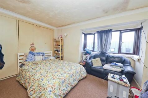 Studio flat for sale