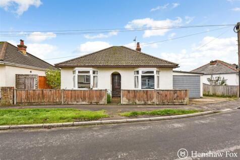 Calmore Gardens, Totton, Hampshire 2 bed detached bungalow for sale