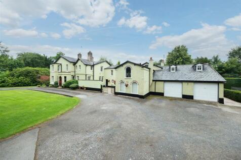 A beautifully presented detached... 8 bed detached house for sale