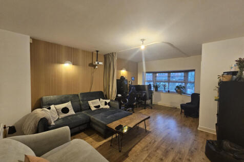 Bennett Court, Bennett Avenue... 3 bed semi