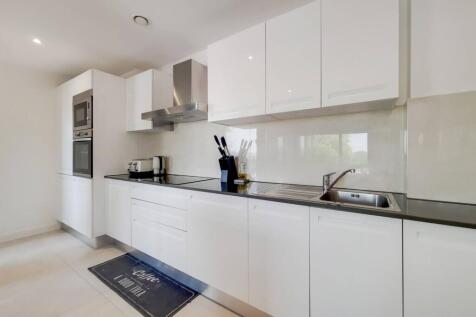 Alexandra Avenue, Rayners Lane... 2 bed flat for sale