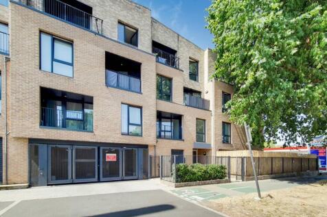 Alexandra Avenue, Rayners Lane... 2 bed flat for sale