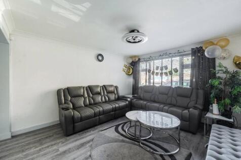 The Farmlands, Northolt, UB5 2 bed maisonette for sale