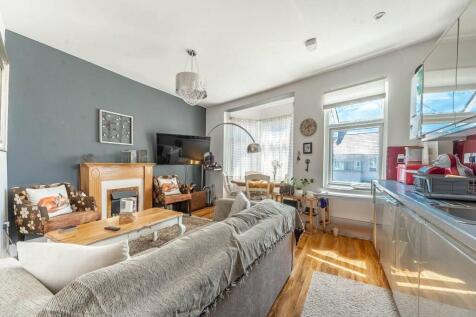 Grant Road, Wealdstone, Harrow, HA3 2 bed flat for sale