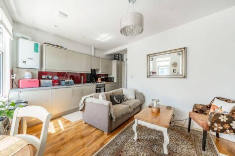 Grant Road, Wealdstone, Harrow, HA3 2 bed flat for sale