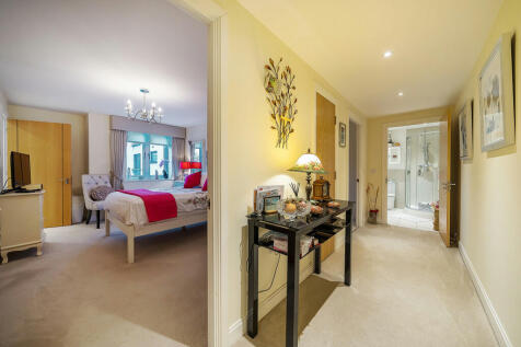 Moorfield Road, Denham... 2 bed apartment for sale