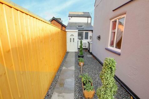 1 bedroom semi-detached house for sale