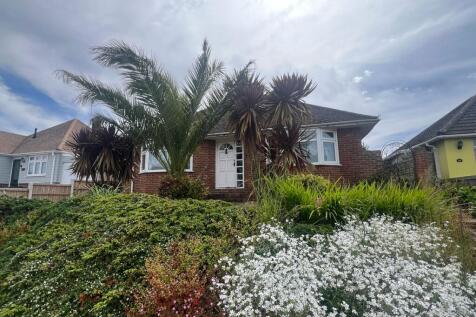 Walton Road, Walton on the Naze, CO14 3 bed detached bungalow for sale