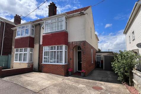 Woodberry Way, WALTON ON THE NAZE, CO14 4 bed semi