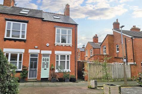 4 bedroom end of terrace house for sale