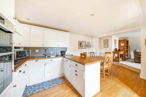 Ashwood Road, Surrey GU22 3 bed flat for sale