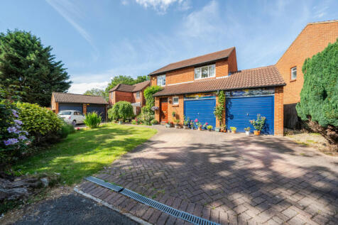 Fenwick Close, Surrey GU21 4 bed detached house for sale