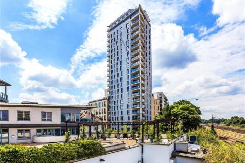 Guildford Road, Surrey GU22 2 bed flat for sale