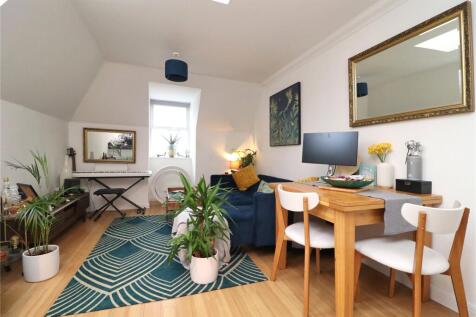Constitution Hill, Surrey GU22 2 bed flat for sale
