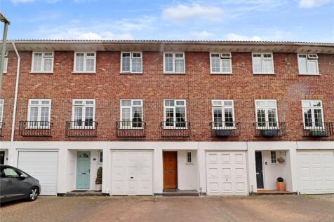Langley Walk, Surrey GU22 3 bed terraced house for sale