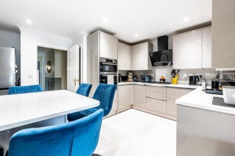 Russett Avenue, Carterton... 4 bed townhouse for sale