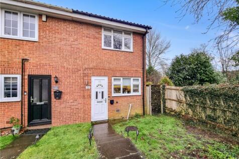 Brickfield Farm Gardens, Farnborough... 2 bed end of terrace house for sale