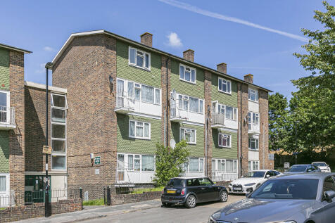 Frensham Drive, New Addington 2 bed maisonette for sale