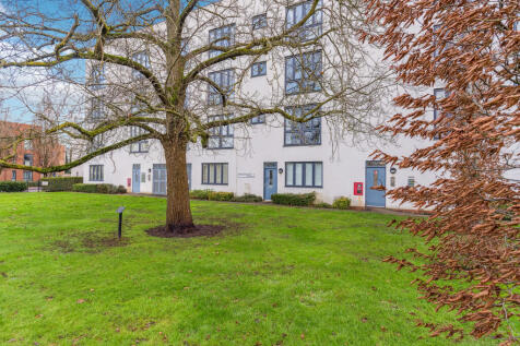 Broadwater Road, Welwyn Garden City... 1 bed flat for sale