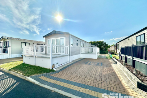 Tall Trees Mobile Home, Old Mill... 2 bed park home for sale